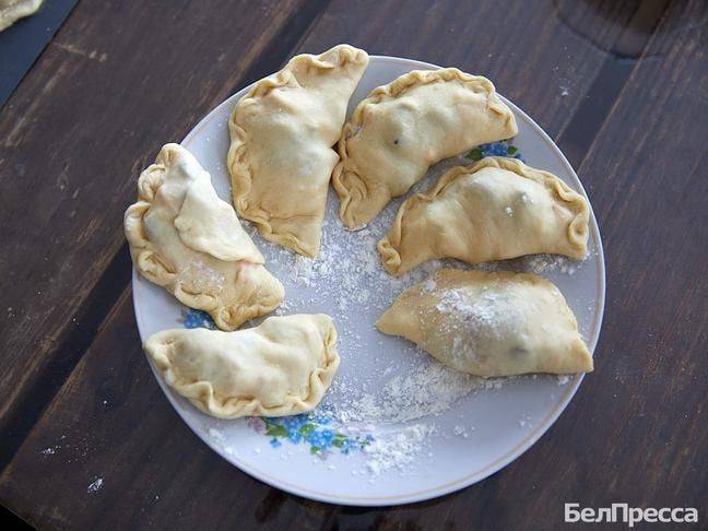 «Получается, что секреты вкусных вареников у нас передаются по материнской линии. Вот и дочки мои потом будут своих девочек учить. Вареники – наше семейное достояние»