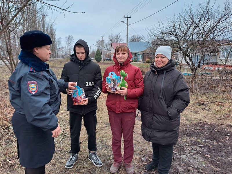 В Валуйском городском округе полицейские и общественники присоединились к акции «Полицейский Дед Мороз»