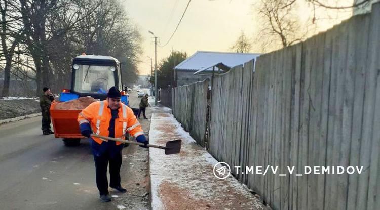 В Белгороде обрабатывают дороги и тротуары от наледи