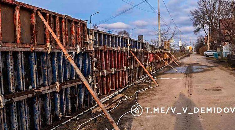 В Белгороде продолжают ремонтировать подпорную стену на улице Красноармейской