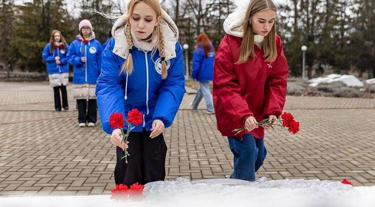 В парке Памяти Белгорода волонтёры возложили цветы к мемориалу жертвам фашизма