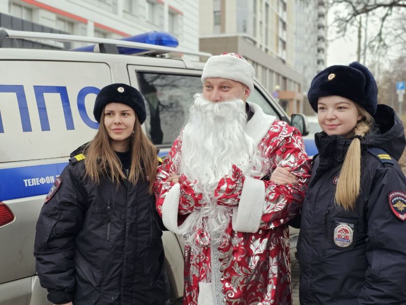 В Белгороде сотрудники полиции поздравляют многодетные семьи с наступающим Новым годом