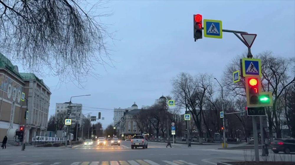 Доброе утро, друзья. Напоминаем вам, что использование мобильных устройств за рулём и прослушивание музыки в наушниках при переходе проезжей части может стать причиной дорожно-транспортных происшествий Будьте внимательны...