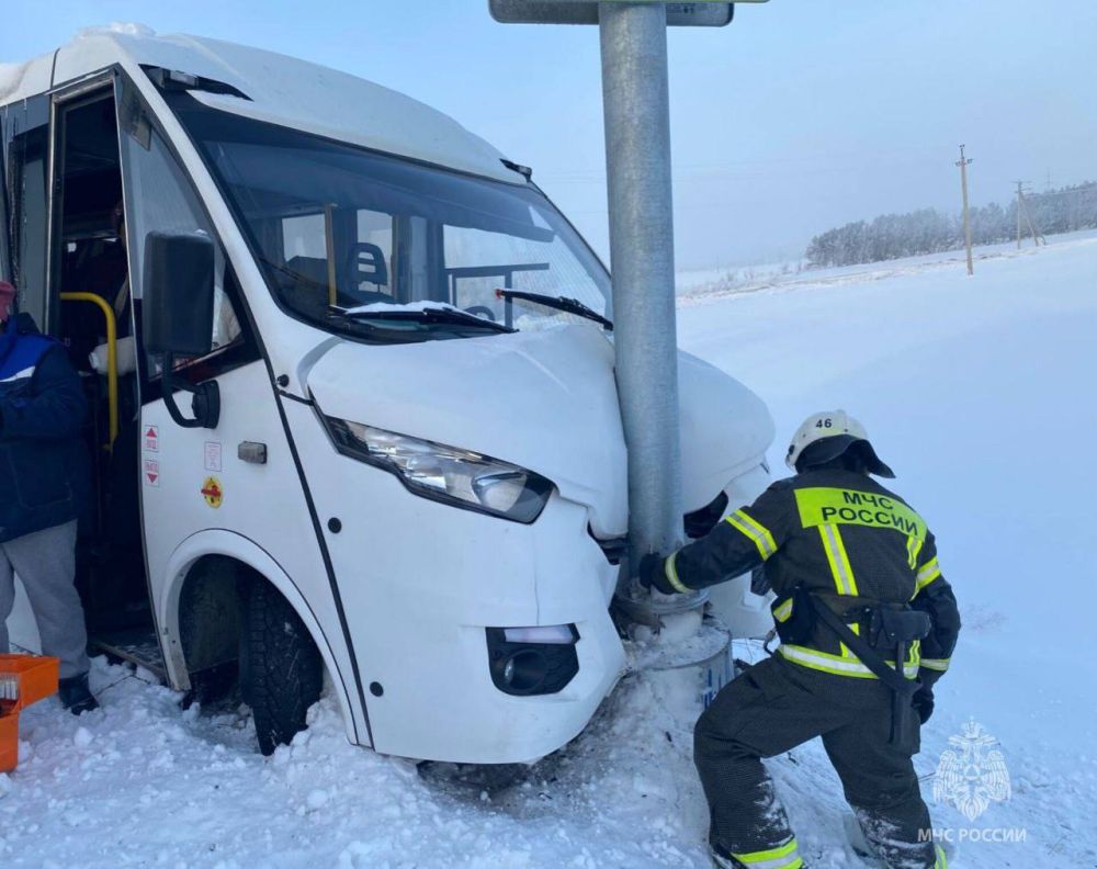 Две аварии с туристами за день: в Карелии автобус съехал в кювет и перевернулся — пострадали семь человек, сообщили в региональном МЧС