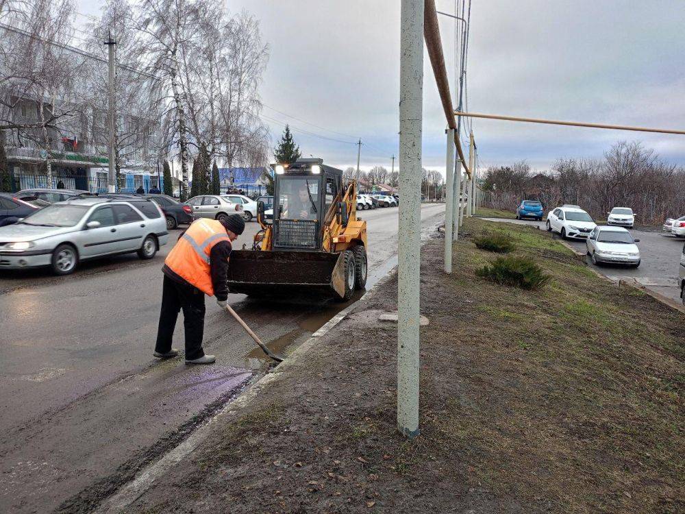 Специалисты Краснояружского зеленстроя ежедневно следят за санитарным порядком населенных пунктов района