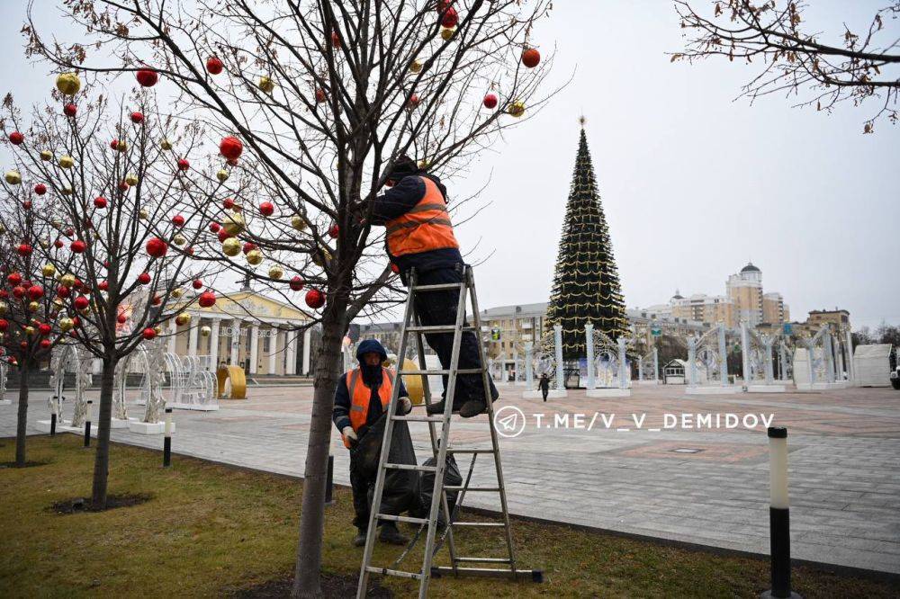 В Белгороде начали убирать новогодние украшения