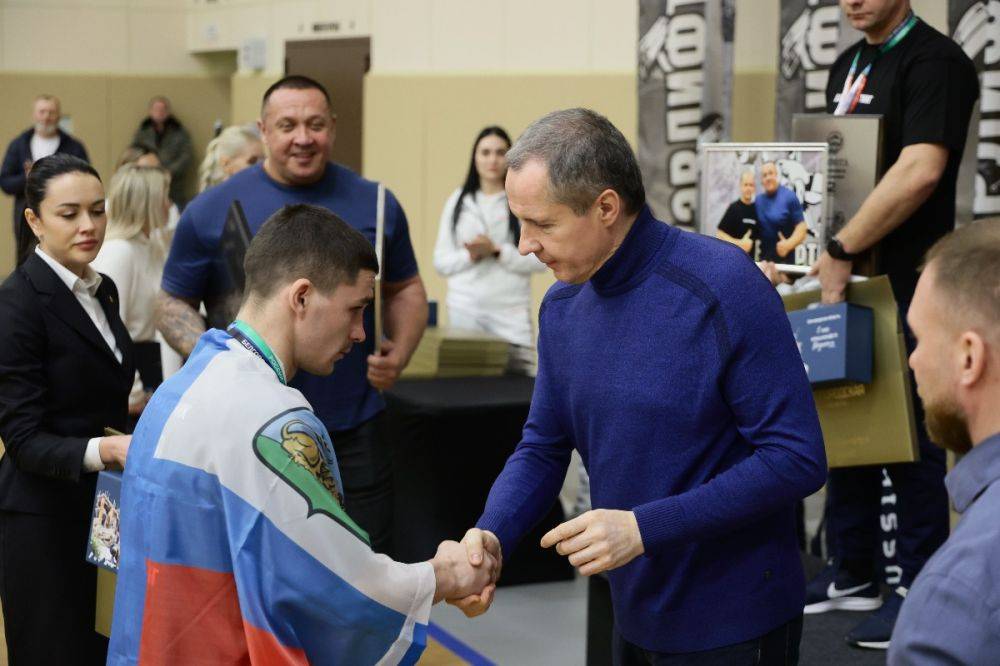 Вячеслав Гладков наградил победителей и призёров регионального турнира по пауэрлифтингу среди участников СВО