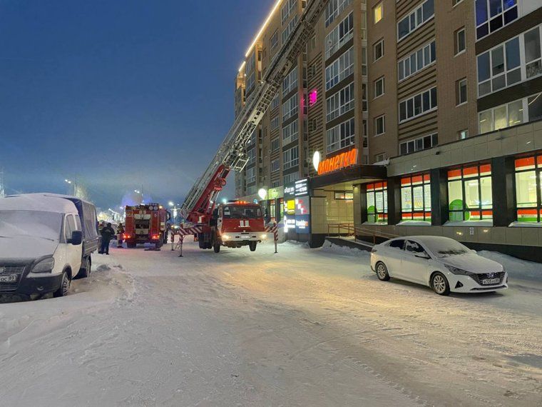 В МЧС раскрыли подробности пожара в многоэтажке Нового Уренгоя. Фото