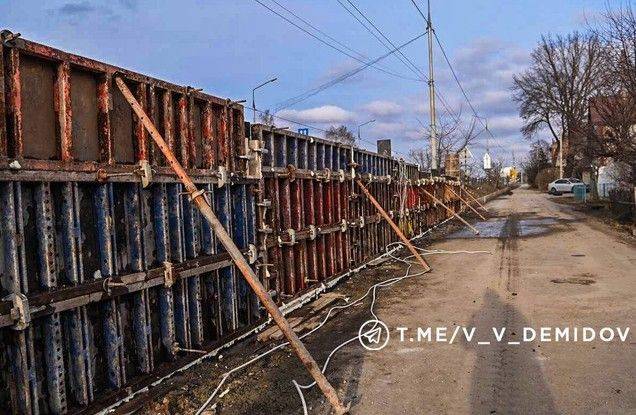 В Белгороде продолжают ремонтировать аварийную подпорную стену на улице Красноармейской