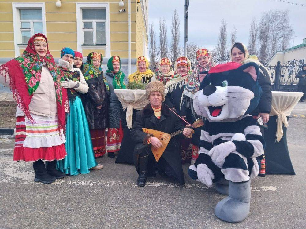 Сегодня фестиваль вареников прошёл в  Старом Осколе! Делегация Борисовского района представила свою брендовую ёлку и традиционное угощение к Старому Новому году