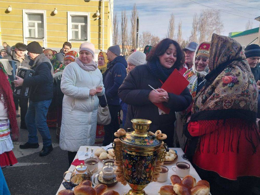 Сегодня фестиваль вареников прошёл в  Старом Осколе! Делегация Борисовского района представила свою брендовую ёлку и традиционное угощение к Старому Новому году