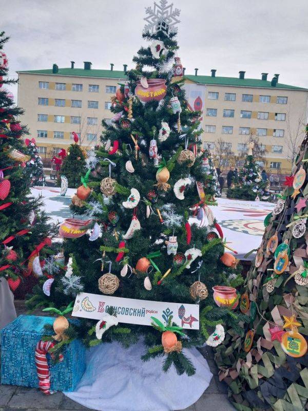 Сегодня фестиваль вареников прошёл в  Старом Осколе! Делегация Борисовского района представила свою брендовую ёлку и традиционное угощение к Старому Новому году