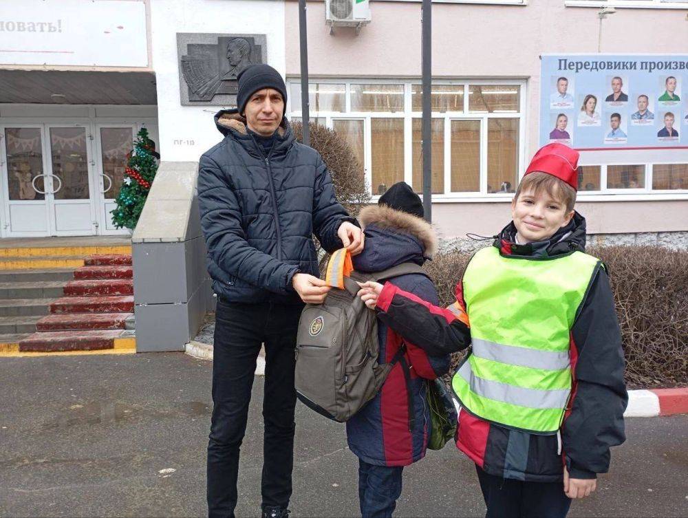 Доброе утро, друзья. Сегодня мы хотим поговорить о важности использования световозвращающих элементов Они помогают сделать пешеходов заметными на дороге, что снижают риск дорожно-транспортных происшествий Юные инспекторы...