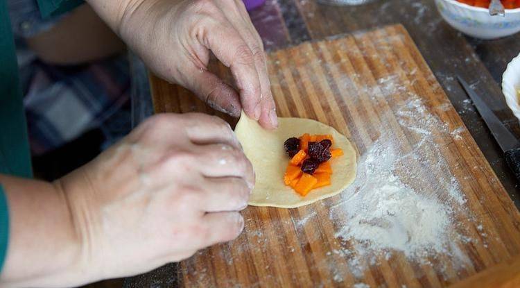 «Получается, что секреты вкусных вареников у нас передаются по материнской линии. Вот и дочки мои потом будут своих девочек учить. Вареники – наше семейное достояние»