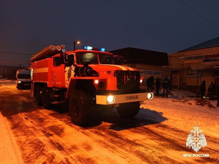 Торговое здание загорелось в поселке Чернянка Белгородской области