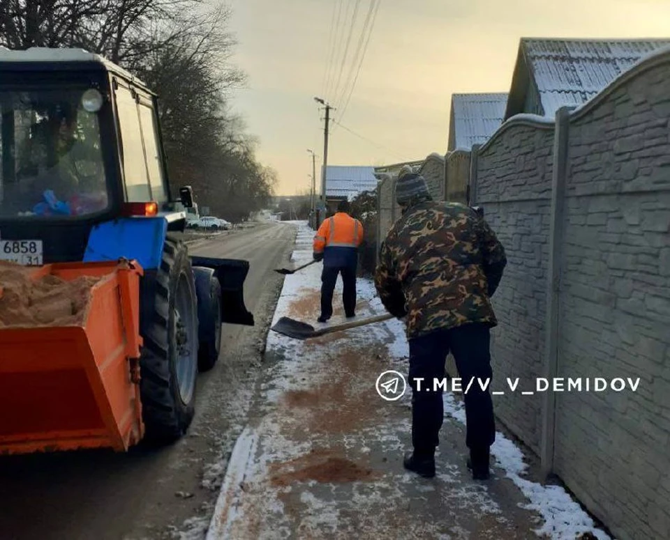 В Белгороде 148 коммунальщиков обрабатывают дороги от наледи0