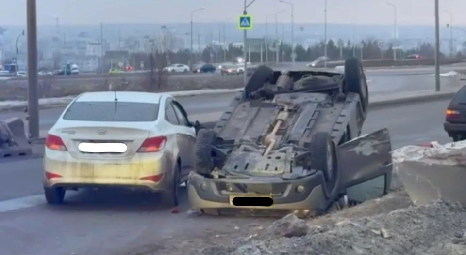 В Белгороде столкнулись три автомобиля – один опрокинулся0