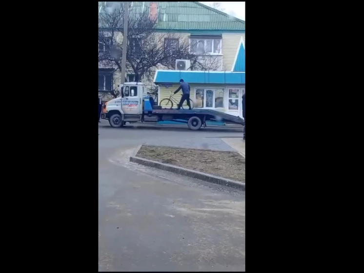 В Валуйках пьяный велосипедист повредил две машины