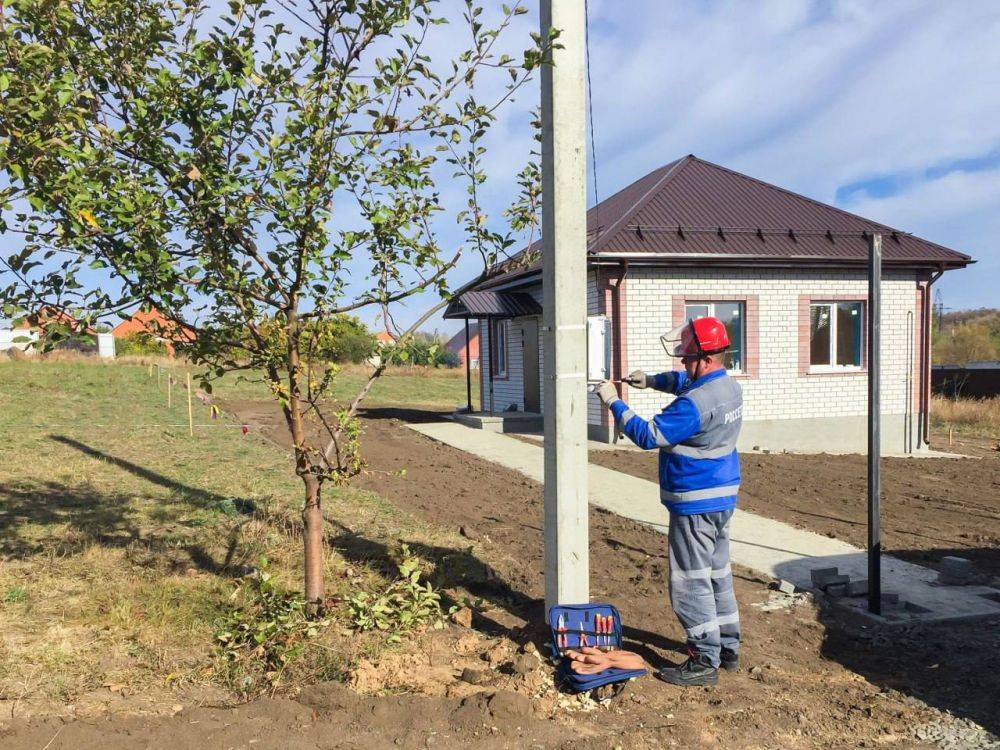 Белгородские энергетики обеспечили электроснабжение более 220 жилых домов для социально незащищенных граждан