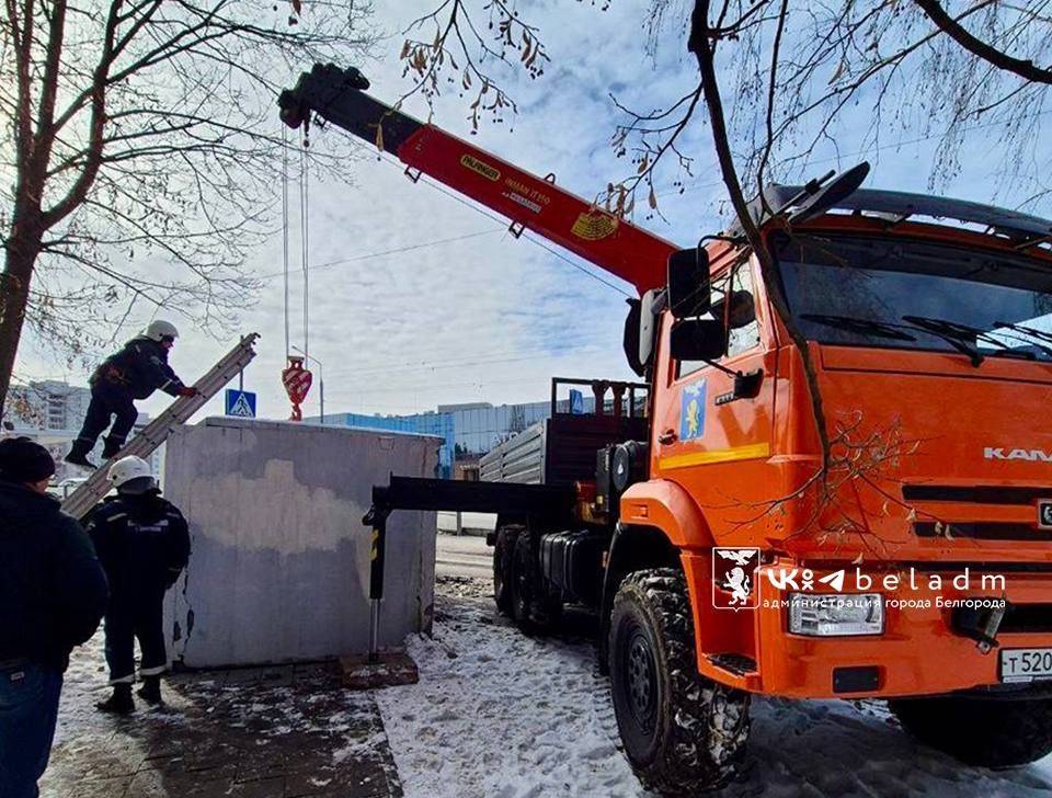 Спасатели и специалисты Белгорблагоустройства демонтировали модульное укрытие, пострадавшее после утренней аварии на улице Щорса