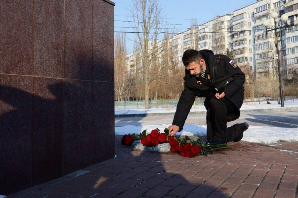 Вячеслав Гладков в День защитника Отечества возложил цветы к мемориальным комплексам в Белгороде