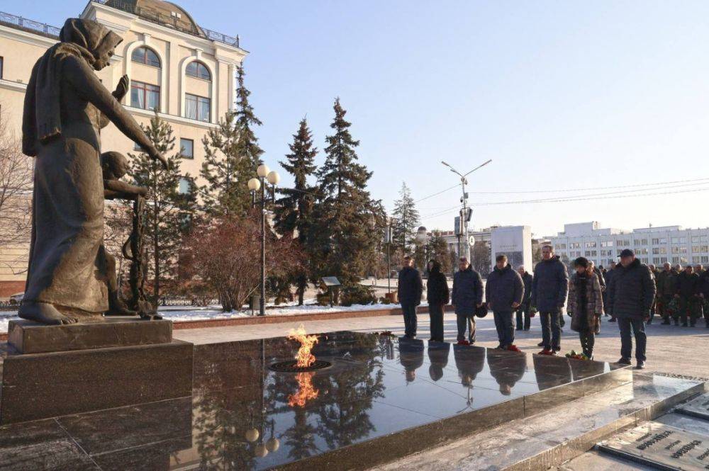 Вячеслав Гладков в День защитника Отечества возложил цветы к мемориальным комплексам в Белгороде