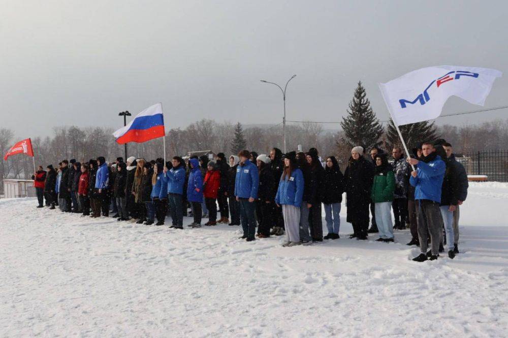 В День защитника Отечества молодогвардейцы организовали флешмоб