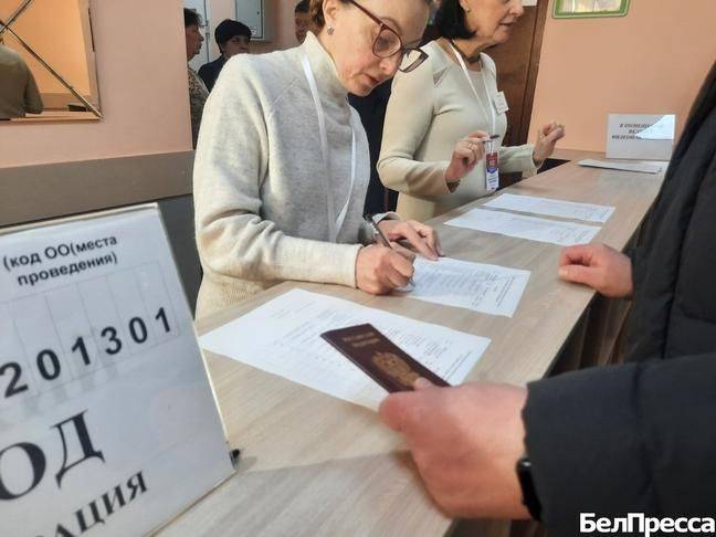 В Белгороде родители выпускников написали пробный ЕГЭ по математике