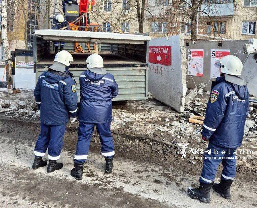 Спасатели и специалисты Белгорблагоустройства демонтировали модульное укрытие, пострадавшее после утренней аварии на улице Щорса