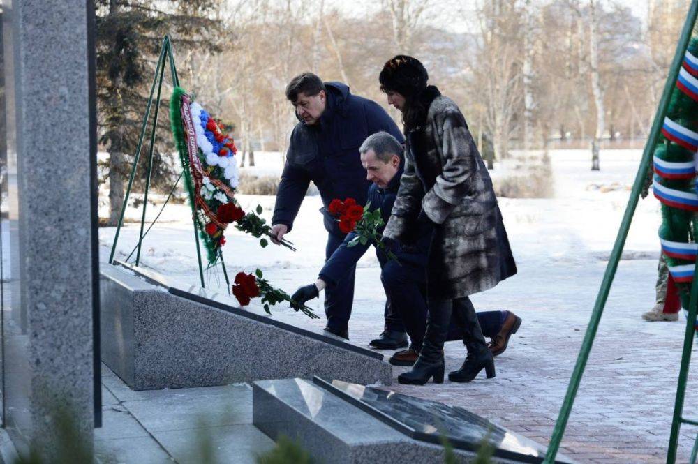 Вячеслав Гладков в День защитника Отечества возложил цветы к мемориальным комплексам в Белгороде