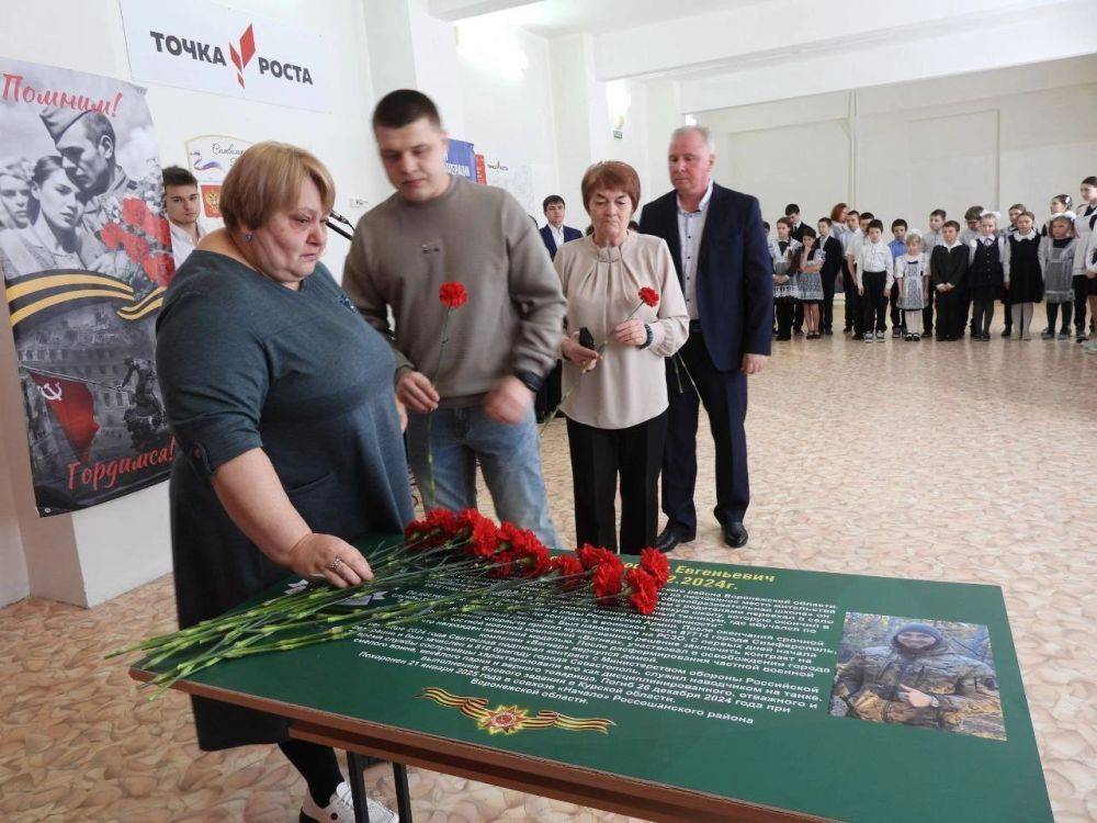 Татьяна Киричкова: Сегодня в Ладомировской средней школе торжественно открыли Парту Героя в честь выпускника Святослава Евгеньевича Коваленко, который погиб при исполнении воинского долга в зоне проведения специальной...