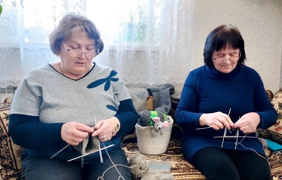 Наши пожилые активистки поддержали всероссийскую благотворительную акцию «Тепло для героя»