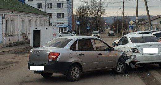 Один водитель погиб, четверо пассажиров пострадали в авариях за сутки