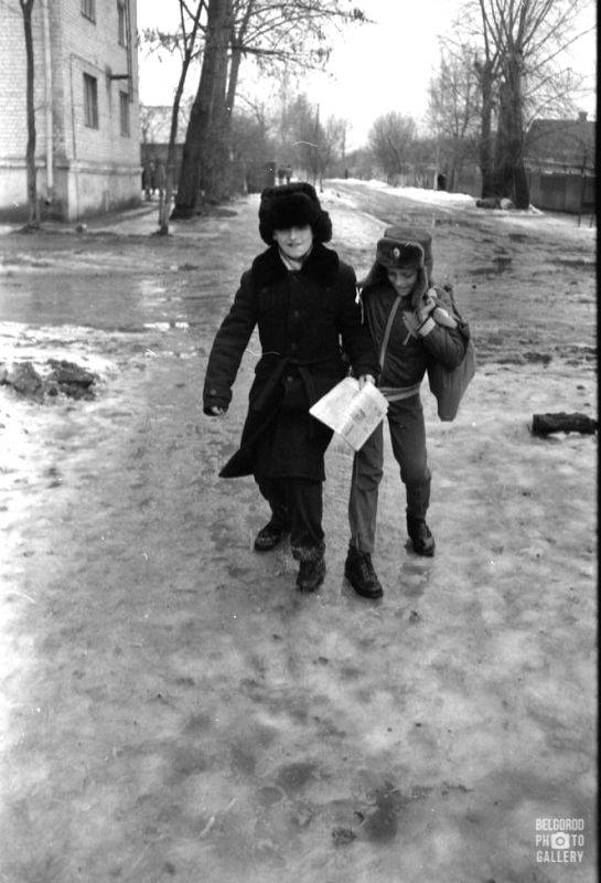 Санки, горки, коньки. Так проводили досуг зимой белгородские дети в 60-70 годы. Ностальгические снимки Анатолия Бурьбо в нашей фотоподборке