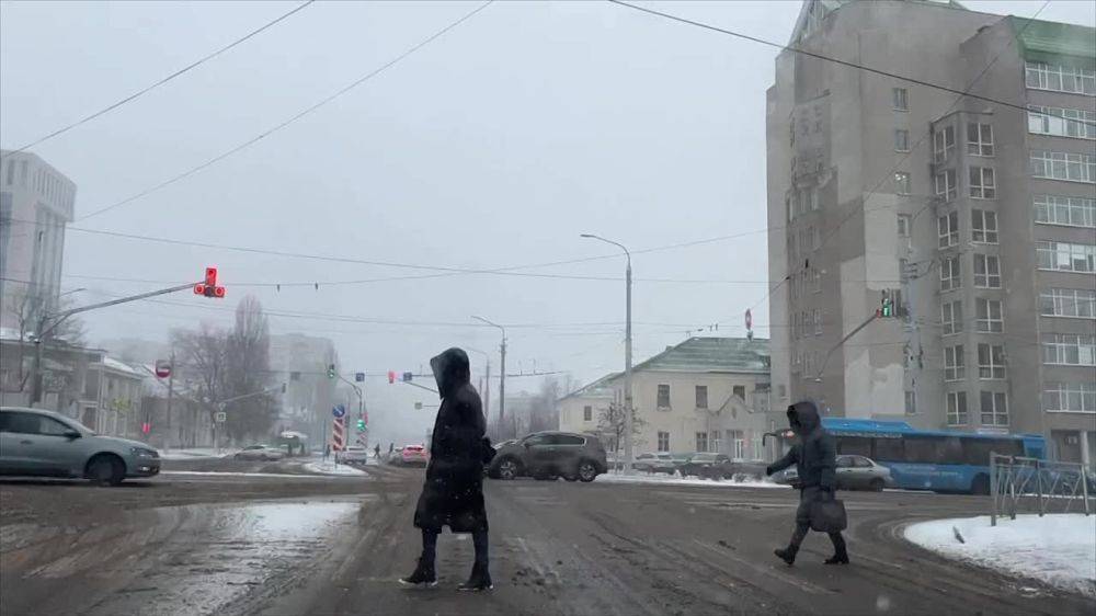 Доброе утро, друзья. В условиях снегопада нужно быть особенно внимательными в районе пешеходных переходов, соблюдать дистанцию и управлять ТС с комфортной скоростью На загородных трассах возможен снежный накат Это...