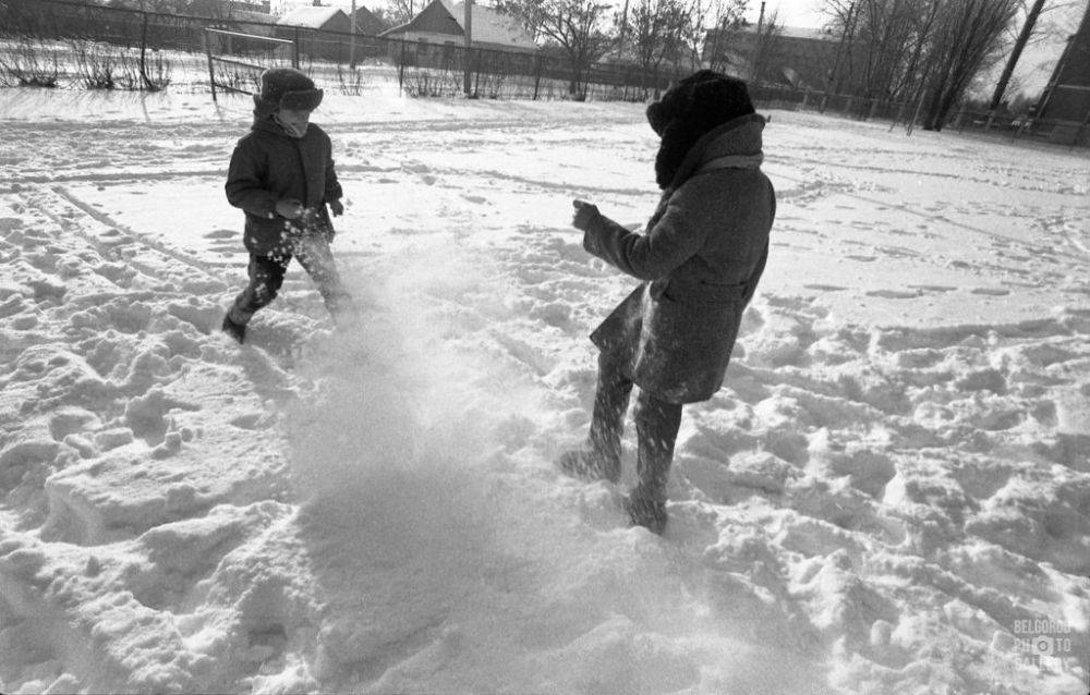 Санки, горки, коньки. Так проводили досуг зимой белгородские дети в 60-70 годы. Ностальгические снимки Анатолия Бурьбо в нашей фотоподборке