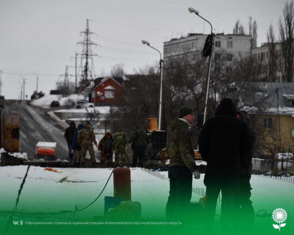 Глава администрации Алексеевского муниципального округа Светлана Васильевна Халеева провела выездное совещание на объекте ремонта путепровода по ул. Революционная