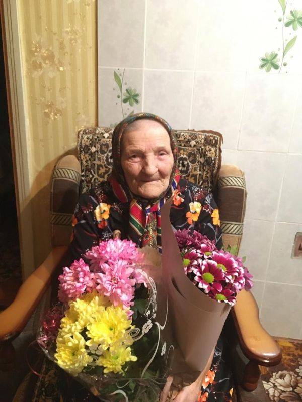 Сегодня поздравления с 90-летним юбилеем принимает Раиса Егоровна Исакова