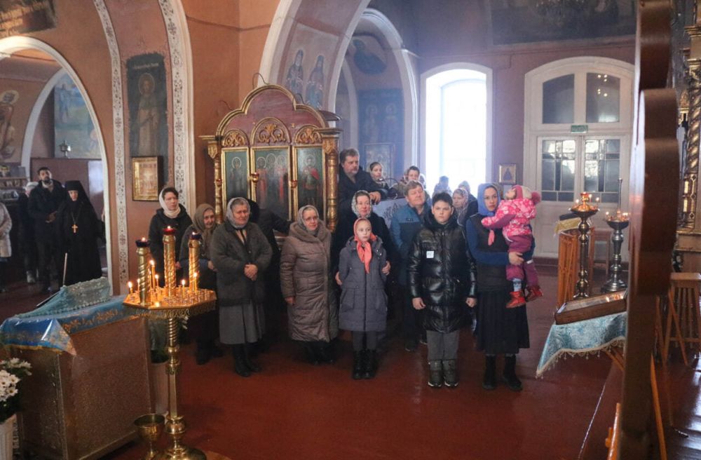 В день празднования Иверской иконы Божией Матери, епископ Губкинский и Грайворонский Софроний совершил Божественную литургию в Знаменском храме села Красный Куток Борисовского района