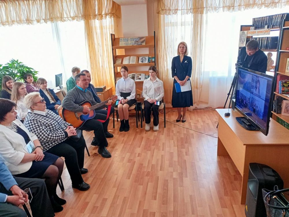 Сегодня в Вейделевской районной библиотеке в формате видео-конференции состоялся онлайн-форум «Нам нельзя разделиться», посвящённый специальной военной операции