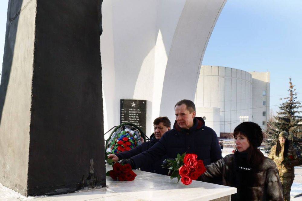 Вячеслав Гладков в День защитника Отечества возложил цветы к мемориальным комплексам в Белгороде