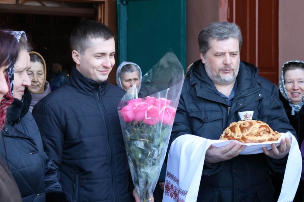 В день празднования Иверской иконы Божией Матери, епископ Губкинский и Грайворонский Софроний совершил Божественную литургию в Знаменском храме села Красный Куток Борисовского района