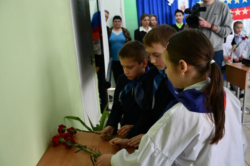 В память об Александре Лихачёве открыли мемориальную доску в Хуторской школе