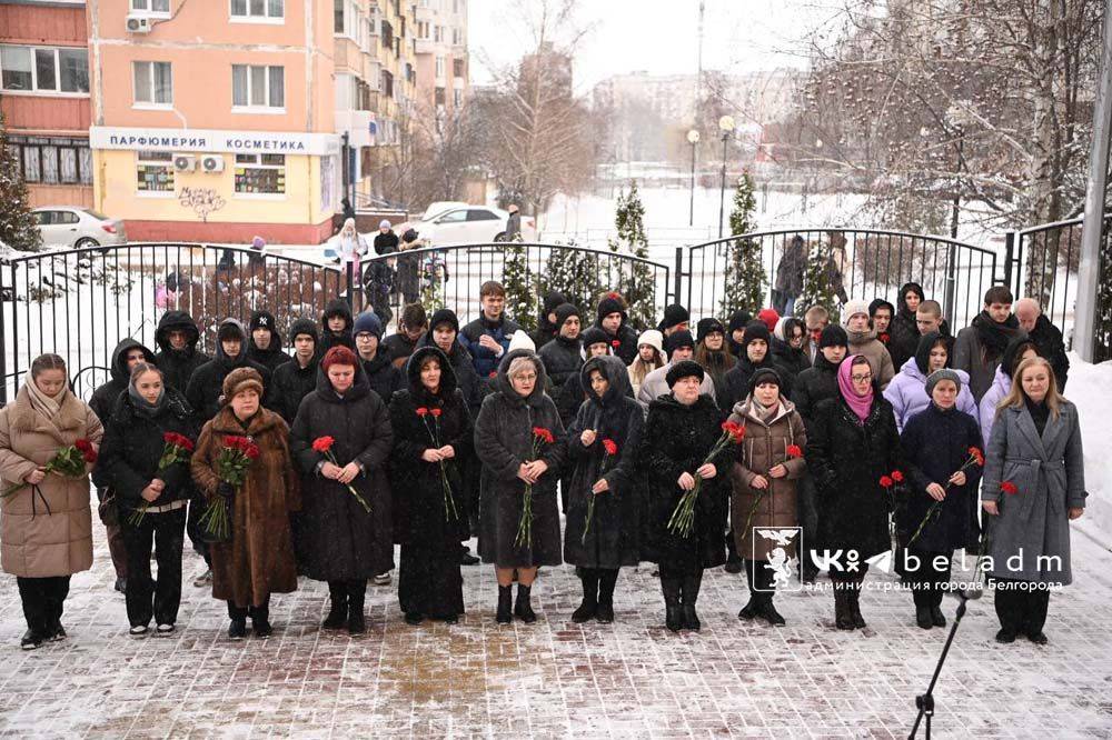 В Белгороде открыли мемориальную доску герою СВО Олегу Губернаторову