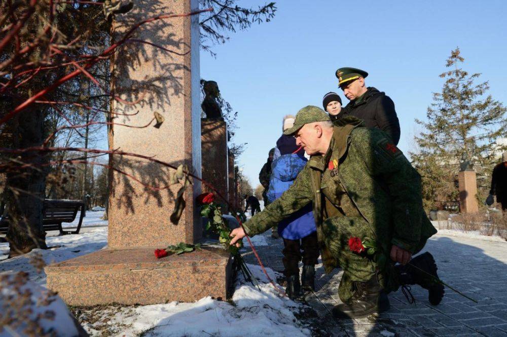 Вячеслав Гладков в День защитника Отечества возложил цветы к мемориальным комплексам в Белгороде