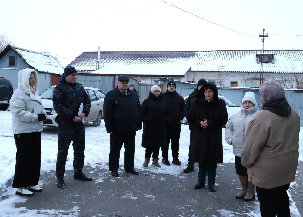 Сегодня первый заместитель главы администрации Волоконовского района Евгений Сотников пообщался с земляками, проживающими в доме № 15 по улице Лермонтова п. Волоконовка