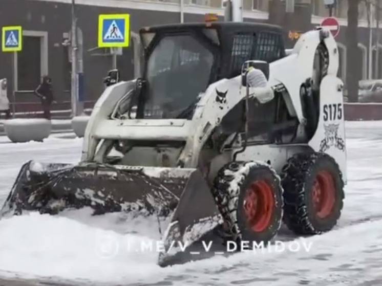 Более 600 человек убирают снег и обрабатывают дороги Белгорода от наледи