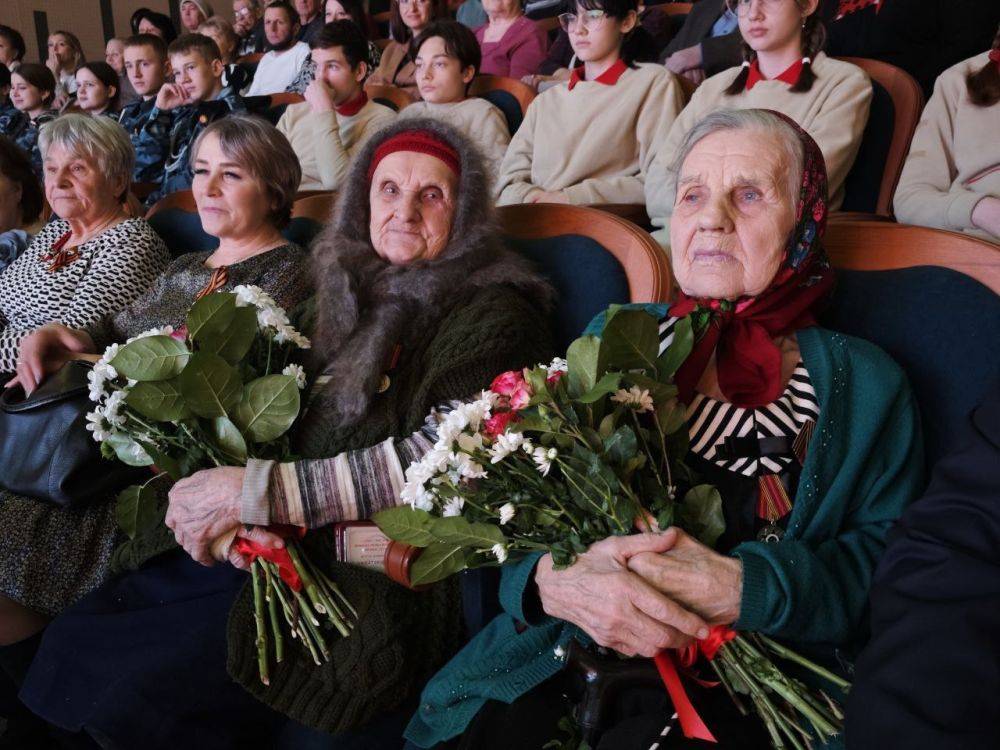 Сегодня в торжественной обстановке Культурно-спортивного центра г.Короча, состоялось знаменательное событие – открытие Года защитника Отечества, приуроченное к 80-летию Великой Победы