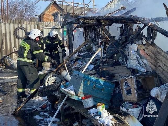 В Белгороде спасатели эвакуировали из огня семь человек, а в Шебекинском округе при пожаре пострадала женщина