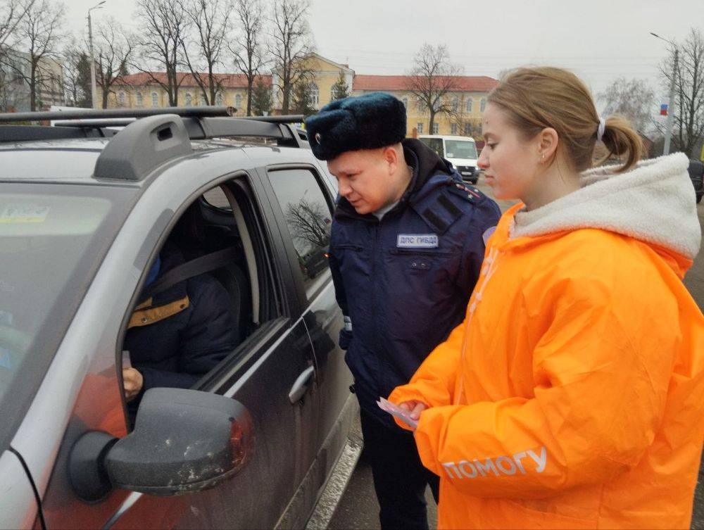 Белгородские молодежные активисты и автоинспекторы напомнили водителям о важности использования ремней безопасности